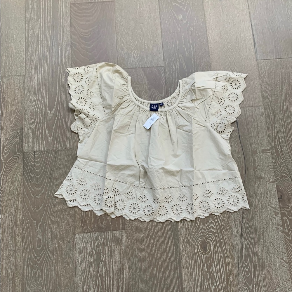 Gap Eyelet flutter sleeve top
